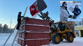 En traktor kommer lastad med snö – snart dags för festival
