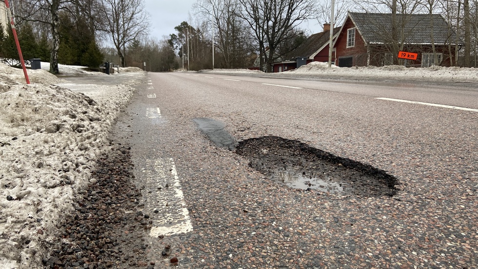 Potthål, väg 56 mellan Katrineholm och Äs. Den här sortens saker innebär att bilarna måst bromsa in - med det ökar också utsläppen. 