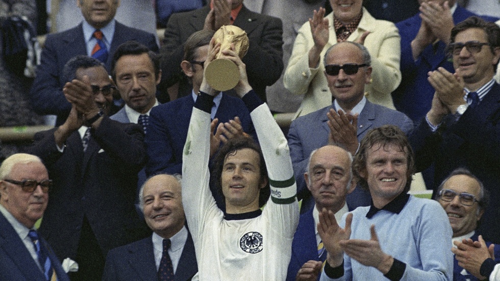 Franz Beckenbauer lyfter VM-pokalen 1974. Arkivbild.