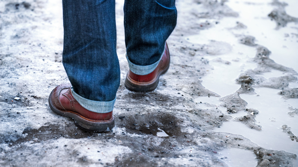 Under nyårshelgen har alla trottoarer varit som isbanor, menar insändarskribenten.