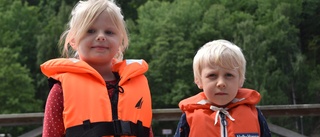 På simskolan vid Valö får barnen lära sig att rädda liv