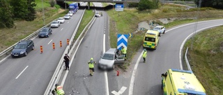 Två bilar i kollision på Söderleden – ena föraren smet