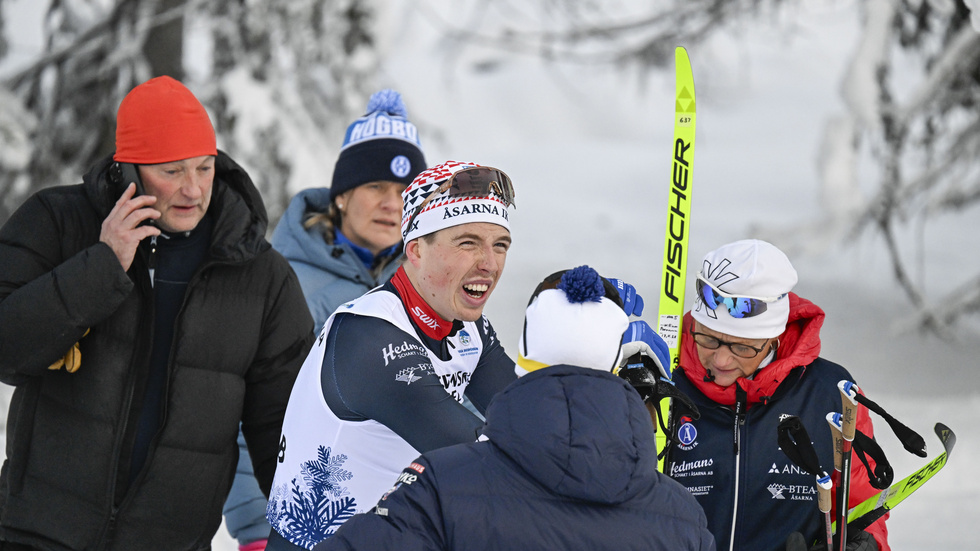 William Poromaa kraschade i ena kvartsfinalen av herrarnas sprint i Sverigepremiären i Gällivare.