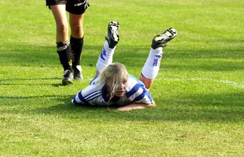 Tung förlust. Sara Stridh gjorde Södra Vi:s enda mål mot Rödsle. Här får hon dock bita i gräset.
