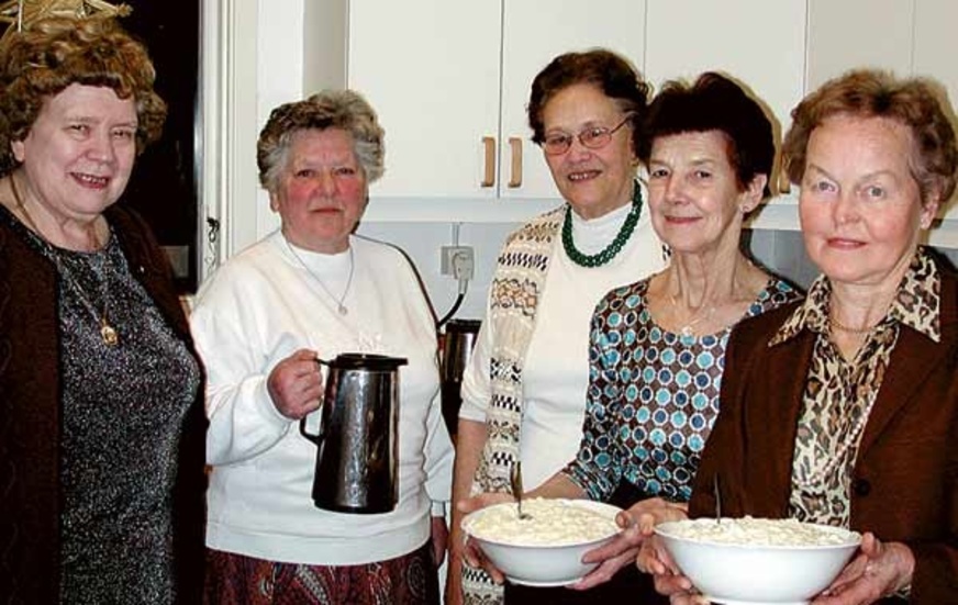 Att det finns gröt i Hycklinge det ser Edith Magnusson, Gerd Pettersson, Maj Wärnström, Gittan Rödin och Stina Carlsson till.