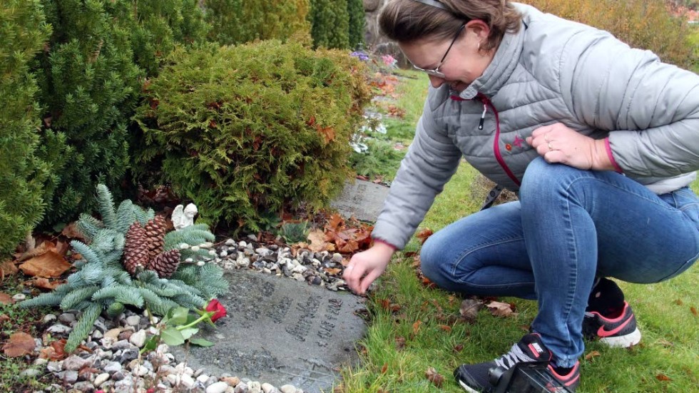 Tanke och omtanke över nära och kära. Anna-Lisa Ring pysslade om sina föräldrars grav.