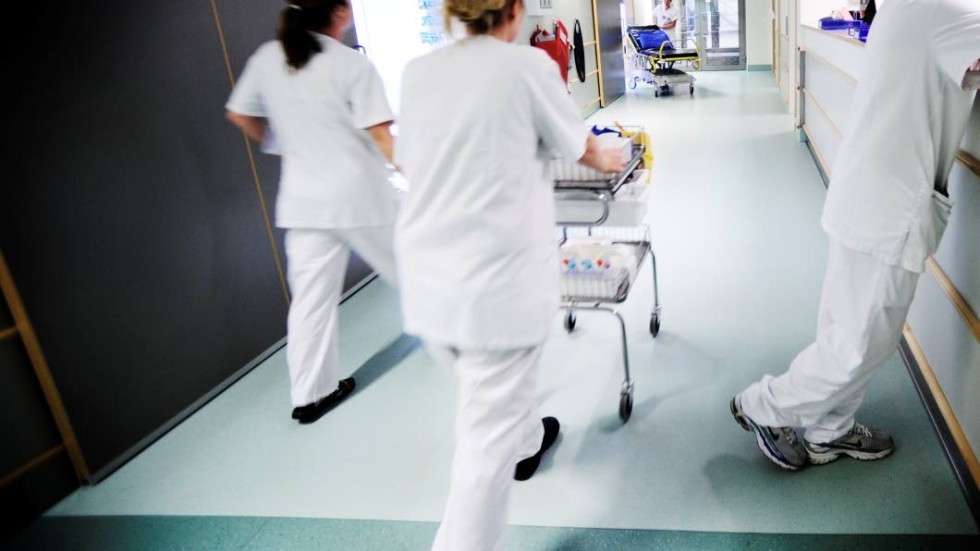 I takt med att regionen tappar medarbetare och vårdplatser stängs ökar kostnaderna för framför allt inhyrda sjuksköterskor.