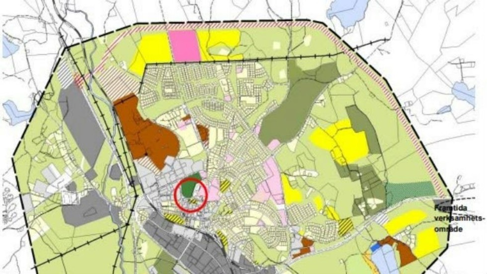 Den rosa rutan i överkant på kartan är enda området som är angivet för skola i den fördjupade översiktsplanen fullmäktige antog 2016. Men nu tvekar kommunalrådet Tomas Peterson (M) om kommunen kan komma åt marken som ägs av kyrkan.