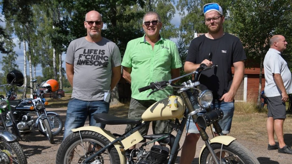 Tre generationer Lindqvist ifrån Oskarshamn deltog på mopedrallyt. fr.v. Mattias, Tommy och Linus.