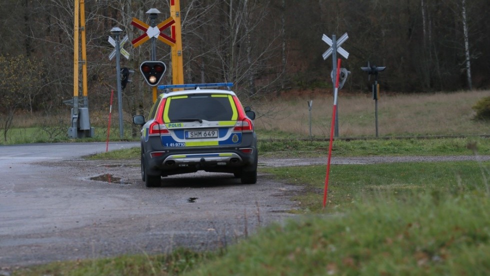 På lördagseftermiddagen arbetade polisen fortsatt i närheten av Mormorsgruvan utanför Åtvidaberg. Det var där en polispatrull blev beskjuten av rånarna.