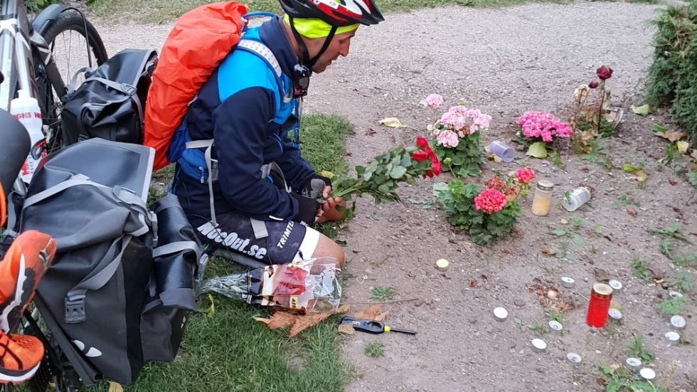 I Århus lade Heshmat Khosrawi blommor på sin faders grav.