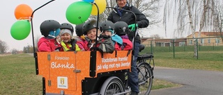 Skänker elcyklar – för att rädda miljön