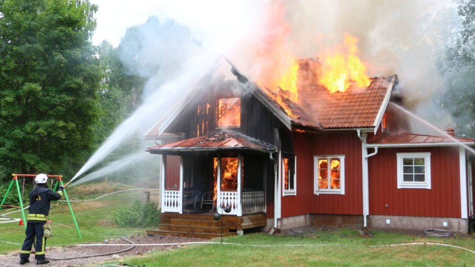 När räddningstjänsten kom till platsen var övervåningen övertänd. Huset var redan så illa skadat att man valde att låta det få brinna ner.