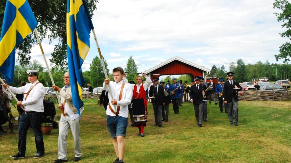Rosenfors och Vena musikkårer marscherade in med Svenska fanorna i spetsen.