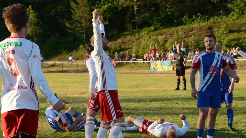 En bild som symboliserar matchen väl. Två spelare ligger i backen, bland annat Henrik Johansson som precis har nickat in 1–0 till Målilla