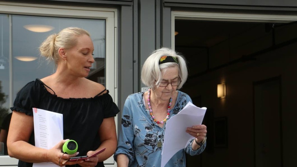 Skönsång i Musikkommunen.  Birgitta Sterner och Ann Sofran överraskade med musik vid invigningen av paviljongen.