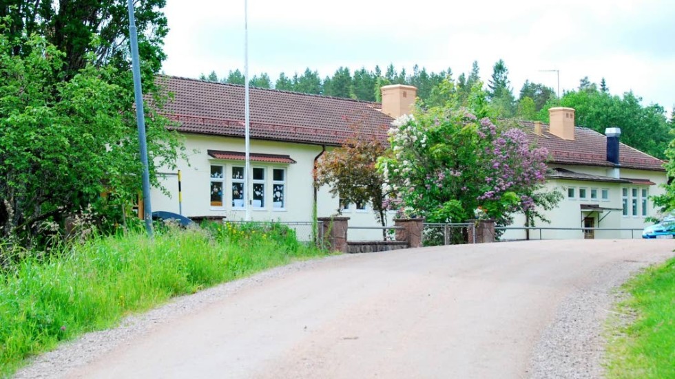 Skribenten anser att kommunen exkluderar halva befolkningen, den del som inte bor i Vimmerby stad, och ger försäljningen av Pelarne skola som exempel.