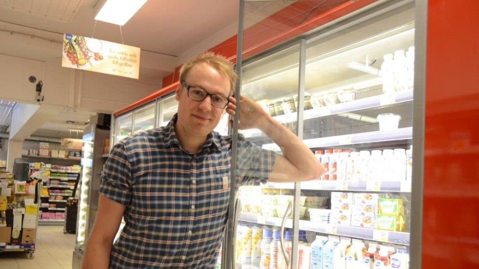 Simon Isaksson har drivit Ica-butiken i Storebro i 2,5 år. Nu gör han sin största investering hittills i affären.