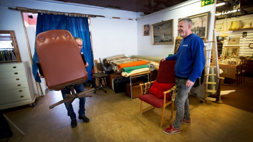 Second hand. Peder Lindgren driver Skenabron second handbutik i Skänninge tillsammans med sin fru. Tommy är anställd och kommer framöver renovera möbler.
