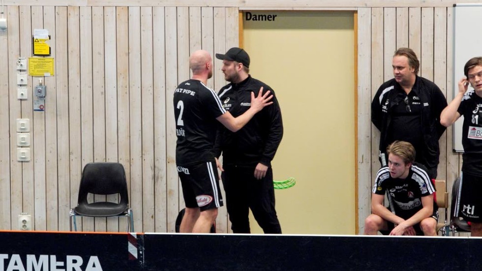 Libk:s tränare Johan Astbrant var rejält irriterad på domarna under matchen mot Pixbo. Eric Björk fick hjälpa till att lugna ner honom. Libk vann magtchen efter sudden med 4–3.
