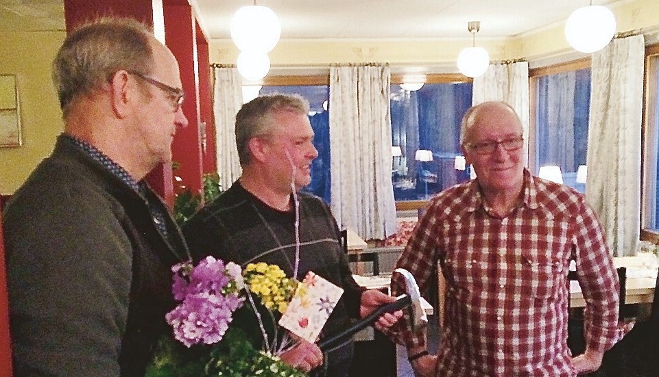 Bertil Leander (till höger) avtackades av kollegorna Christer Johansson och Magnus Andersson. Foto: Privat