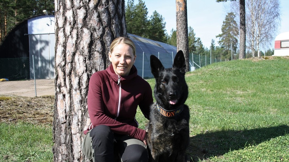 Åsa Thyrén- Lind med sin hund Havrevingens Ikon. Foto: Emilia Söderling