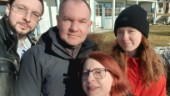 Maksym och Dasha fastnade på Skavsta – nu har Skebokvarnspar ordnat tillfälligt boende: "En självklarhet att hjälpa till"