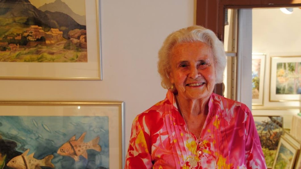 Allkonstnär. Gitte Möller målar både med akvarell och olja, kan bränna stengåds och dreja skålar. I dag fyller hon dessutom 85 år.