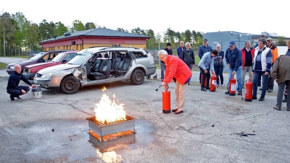 På brandsäkerhetskursen som Villaägarna i Tjust anordnat får deltagarna testa att släcka en riktig brand.