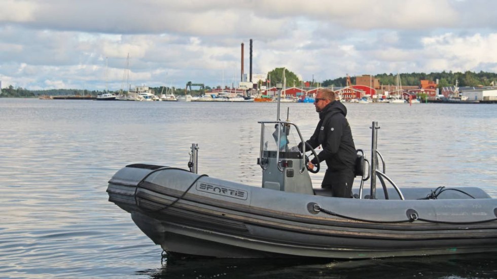 Andreas Nilsson jobbar som hamnvärd. Här är han i gummibåten som används för att möta de som vill gästa gästhamnen i Västervik