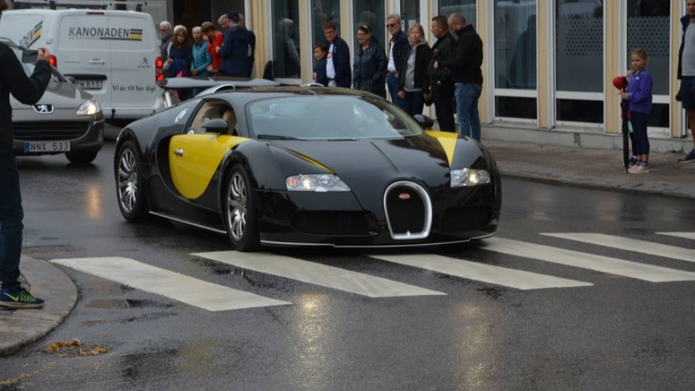 Bugatti Veyron har en toppfart på över 400km/h och har tidigare haft rekordet som världens snabbaste bil.