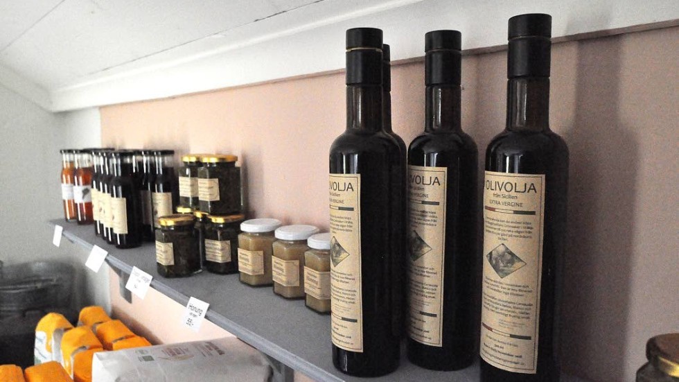 Olivoljan i gårdsbutiken är importerad från bekanta till Niklas Sundqvist och Susanne Ahlander på Sicilien.