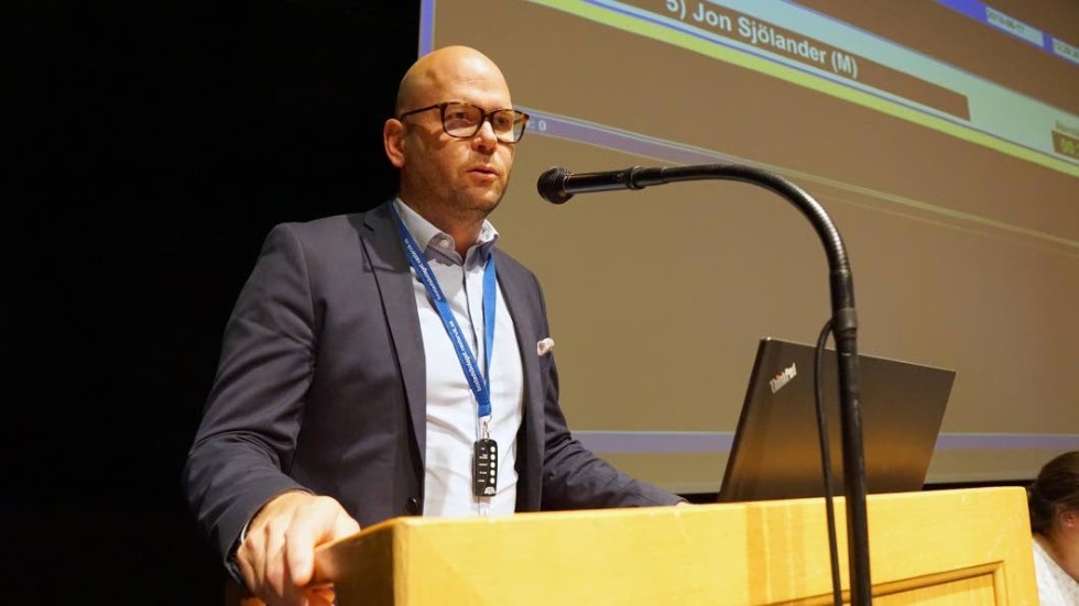 Moderaten Jon Sjölander kritiserade barn- och utbildningsnämndens ordförande Marcus Fridlund (S) för att inte ha informerat tillräckligt snabbt om den riskanalys som gjorts på gymnasiet.