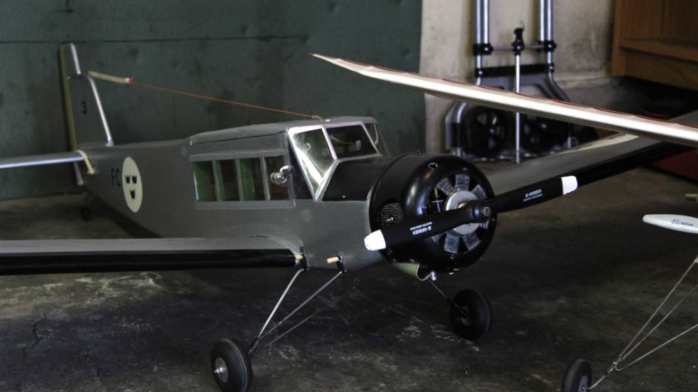 Totalt har han tillverkat omkring 40 modellflygplan. Här är en av de exemplar han har kvar, med en vingbredd på två meter och 30 centimeter.