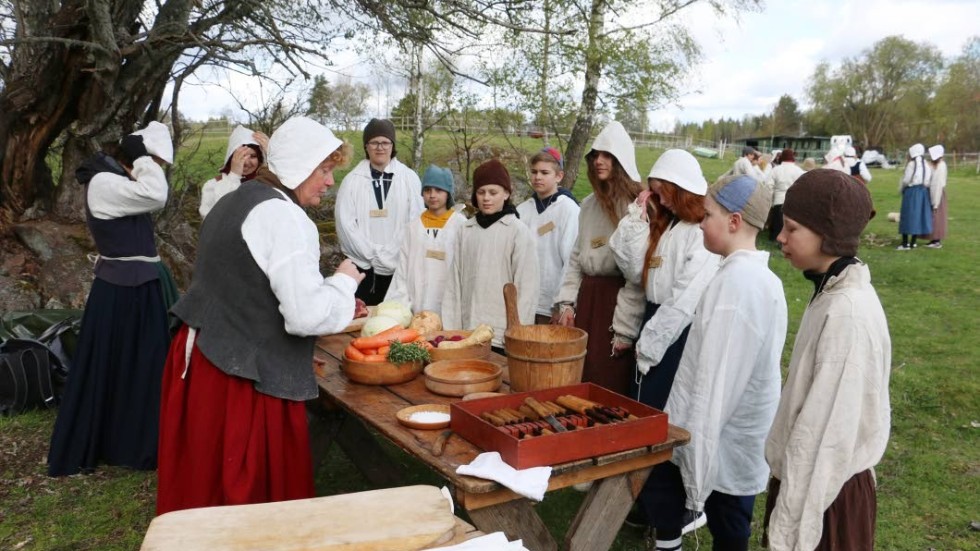 Säg det inte till någon, men jag har lite salt, säger Maria Birgersdotter som tog emot eleverna vid köket.