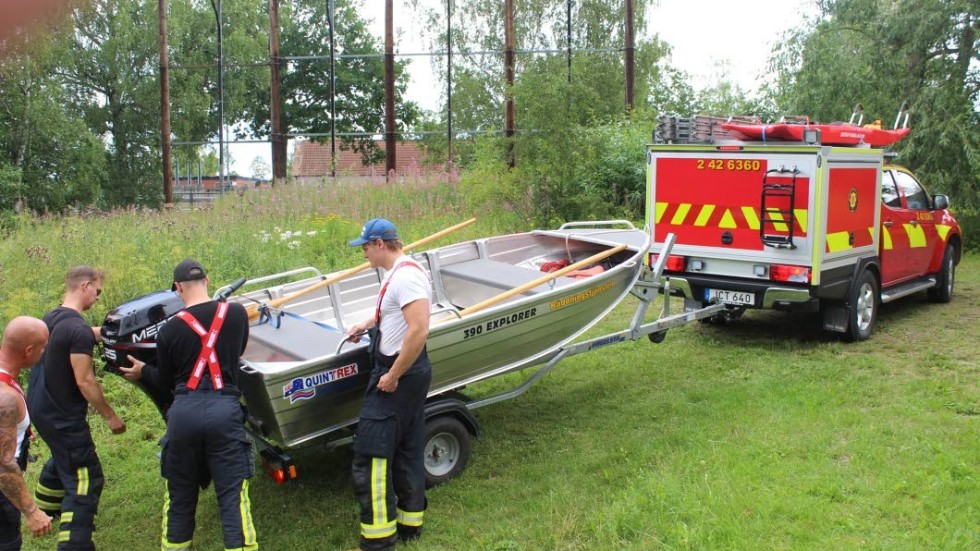 Här rullar räddningstjänsten ner en båt vid Tyrisfors kraftstation i Horn