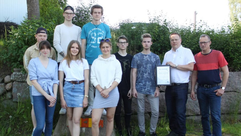 Några representanter för eleverna på Vimmerby gymnasium, som nu prisas för sitt aktiva miljöarbete, som tog fart i arbetet kring hållbarhetsdagarna.