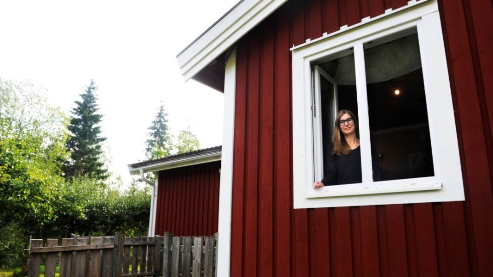 Tess Göthe har utsikt över gårdsplanen hemma på landet.