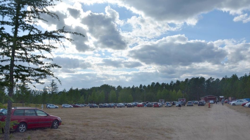 Redan en halvtimme före start står flera rader med bilar på IFK:s parkering vid Örbäcken och fler rullar hela tiden in.
