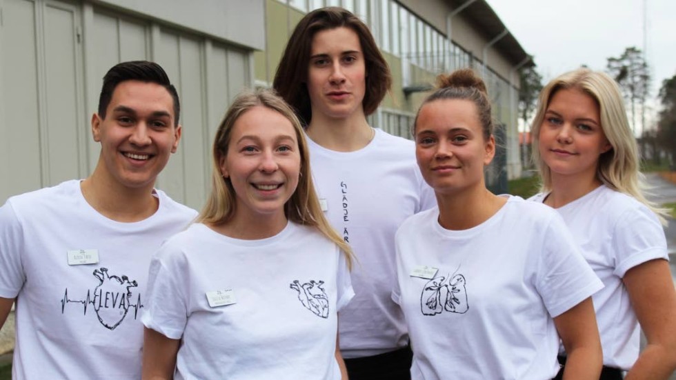 Leva UF består av fem stycken elever från Västerviks gymnasium. Idén är att sälja t-shirts med tecknade tryck för att lyfta organdonationsfrågan.