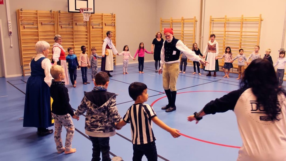 Dansen ägde rum i den nya gympasalen på Åbyängskolan.