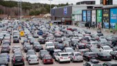 Bygg en stor parkering utanför stan