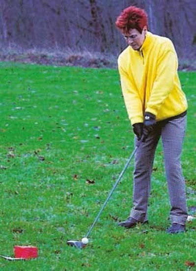 Istället för skidåkning blir det golf. Anita Larsson spelar golf cirka fyra dagar i veckan på Tobo, trots "vintern". Foto: Christoffer Glader