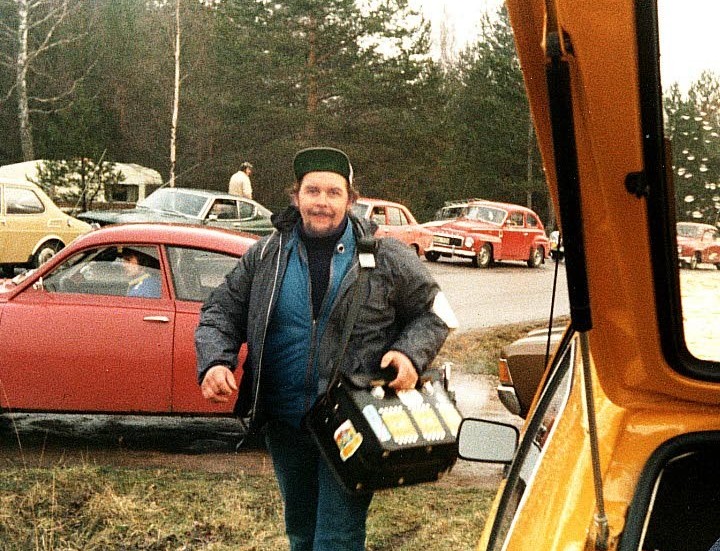 Sven Frasse Fransson på jobb på fältet. Bilden är tagen 1994.