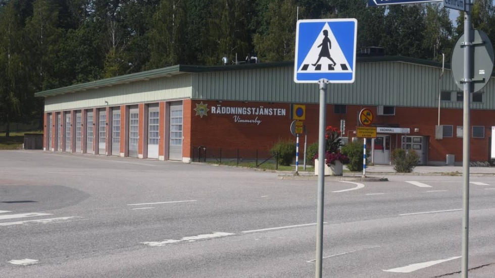 Fru Gårman finns redan och visar vägen vid övergångsstället vid brandstationen i Vimmerby.