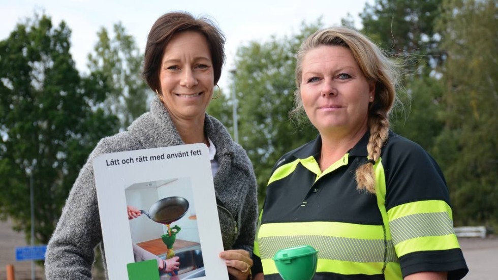 Carolina Edgren på Vimmerby Energi- och Miljö som tillhandahåller miljötrattar för hushållen tillsammans med Marika Andersson på återvinningscentralen dit man kan lämna sina fyllda fettflaskor, eller skicka dem med restavfallet.