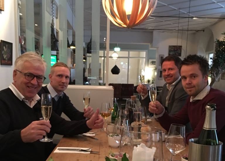 Vinnarna. Från vänsterTomas, Patrik och Johan, en del av kompisgänget som vann 43 miljoner förra helgen. Tillsammans med ATG:s vinnarambassadör Hans G Lindskog.