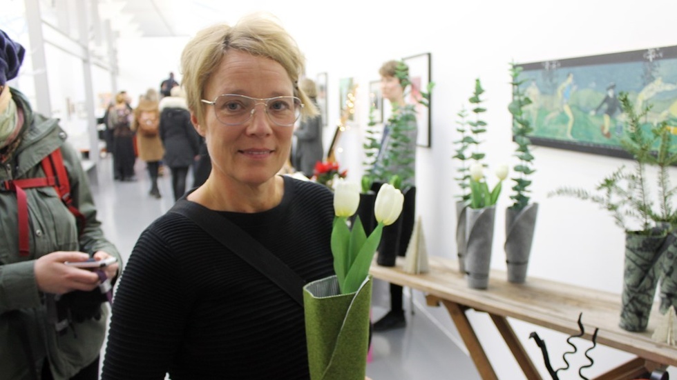 Lena Karin Grip från Textilverket, visar hur elegant en blombukett kan presenteras. Foto: Anders Lindkvist