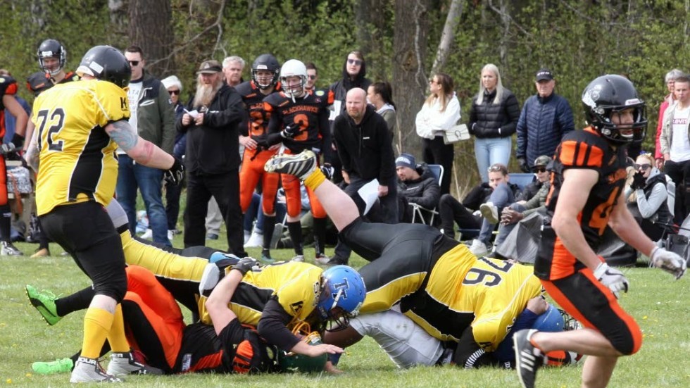 Kampen var stenhård när Motala-Vadstena Blackhawks i Råssnäs drabbade samman med Norrköping Panthers i ett division 1-derby i amerikansk fotboll.