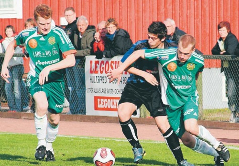 Ulricehamns Bekim Haxha, här i kamp med Hultsfreds Jacob Paulsson, avgjorde gårdagens match då han sänkte HFK med sina två mål. Foto: Rikard Samuelsson